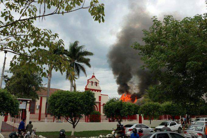 Casa de padre pega fogo e bombeiros tentam controlar as chamas em MS