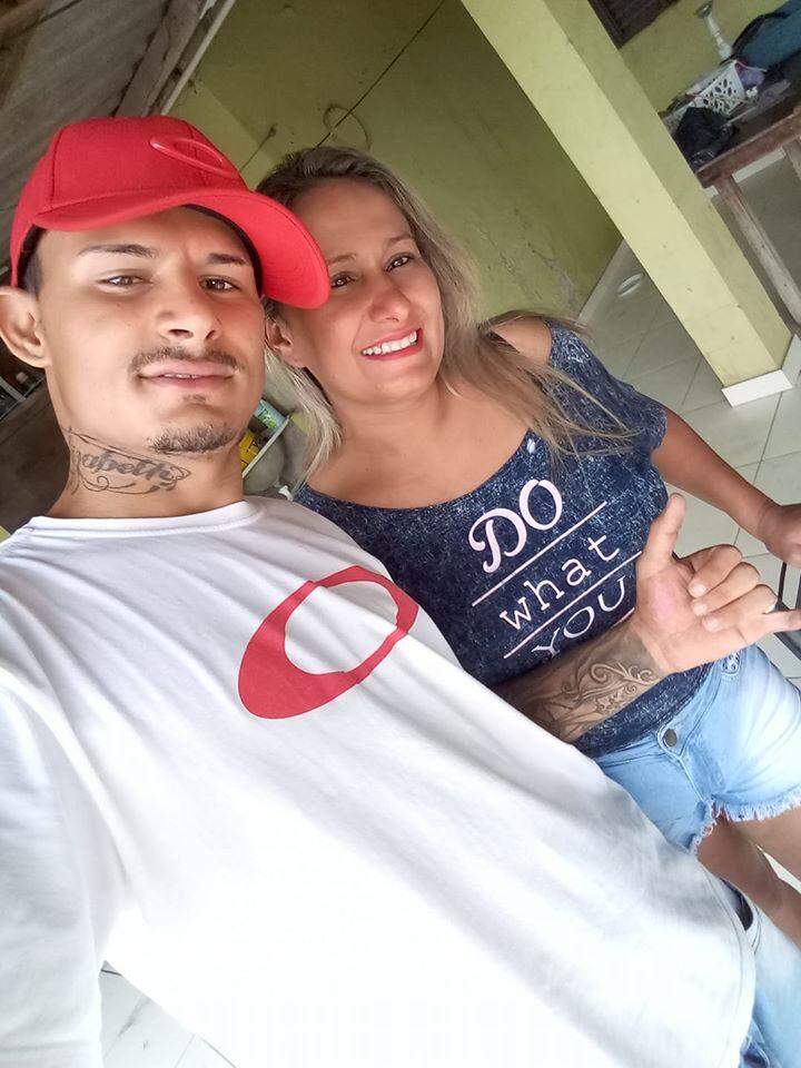 Jhonatan em foto ao lado da mãe. Foto: Divulgação