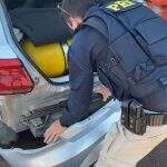 Homens são presos com armas e munições escondidas no para-choque do carro em MS