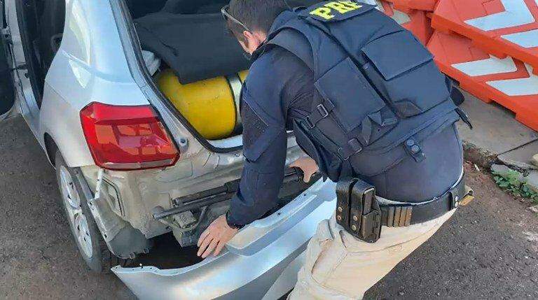 Homens são presos com armas e munições escondidas no para-choque do carro em MS