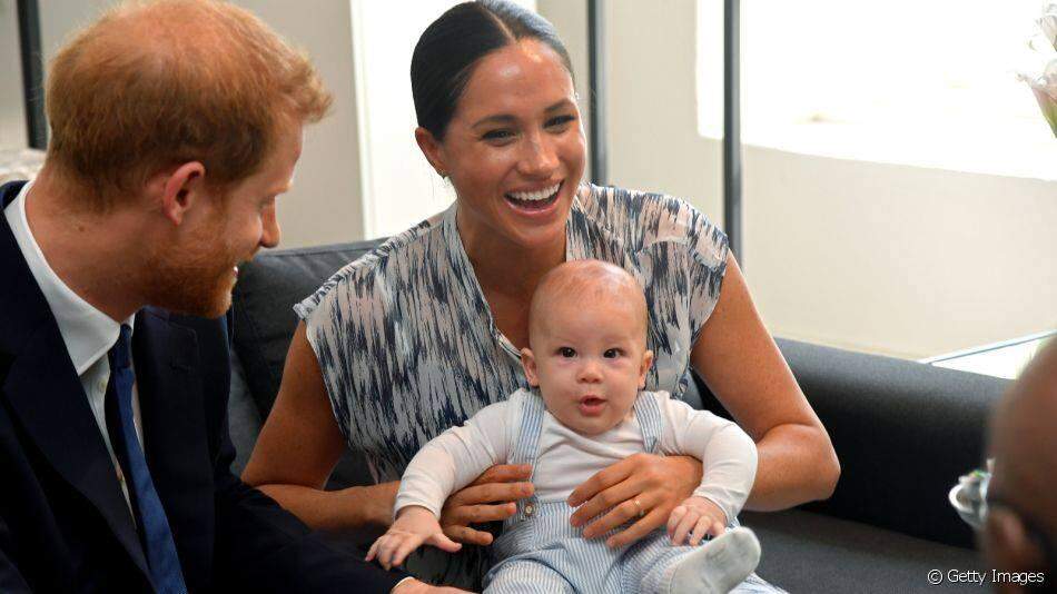 Meghan Markle e Harry compartilham cartão de Natal com filho Archie engatinhando