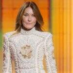 Ex-primeira dama francesa, Carla Bruni, foi protagonista em desfile da Balmain