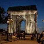 Arco do Triunfo “embrulhado” em obra póstuma de Christo