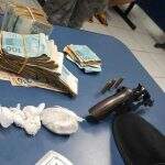 Homem é preso com R$ 23 mil em casa, porções de cocaína e arma de fogo