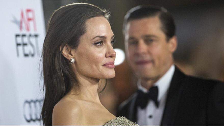 Angelina Jolie retira oficialmente sobrenome de Brad Pitt