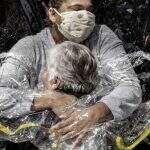Foto de abraço durante pandemia no Brasil leva World Press Photo
