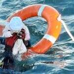 Foto de policial espanhol resgatando bebê no mar viraliza