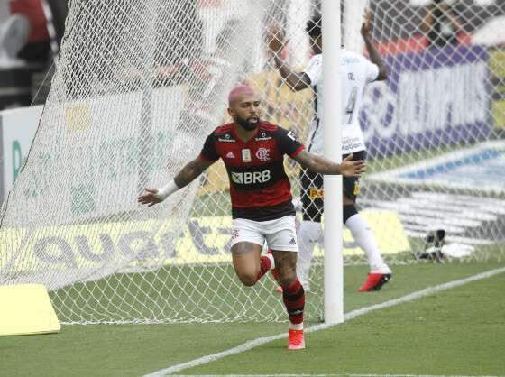 Com gol polêmico, Flamengo vence Corinthians e segue na briga pelo título
