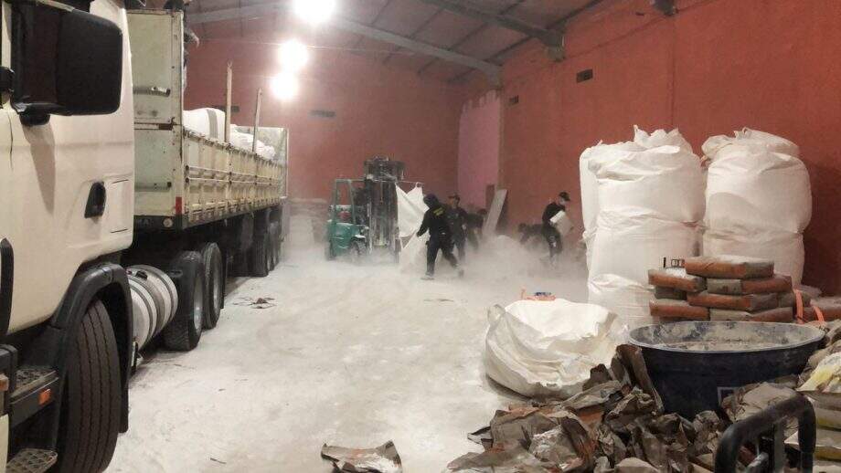 Vídeo: Fécula de mandioca escondia 3,1 toneladas de maconha em galpão