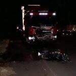 Dois ocupantes de moto morrem em colisão frontal com carreta na MS-134