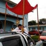 De carro, padre abençoa moradores das Moreninhas e pede proteção contra coronavírus