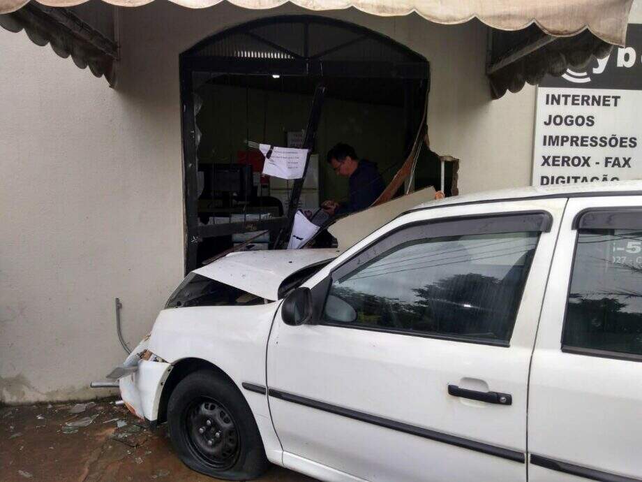 Gol invade cyber após avançar preferencial e bater em carro de colecionador