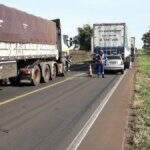 Motorista bate em caminhão parado em rodovia de MS e dois morrem