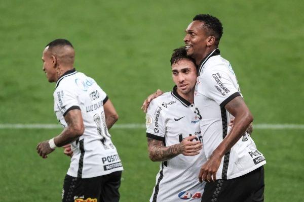 Corinthians vence Ceará, sobe para oitavo e sonha com vaga na Libertadores