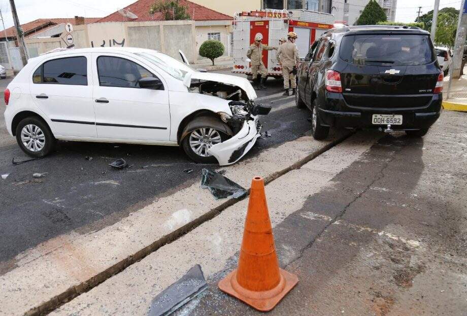 Motorista ‘fura’ sinal, bate em minivan e carro é arrastado em rua do Centro