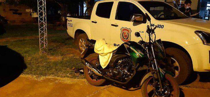 Acidente no Paraguai: Bebê morre após cair do colo da mãe, que estava em uma moto