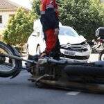 Motociclista fica ferido ao bater em carro e ser arrastado por 20 metros