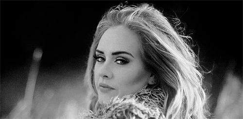 Vídeo: Adele grita 'fora Bolsonaro' durante show em Londres