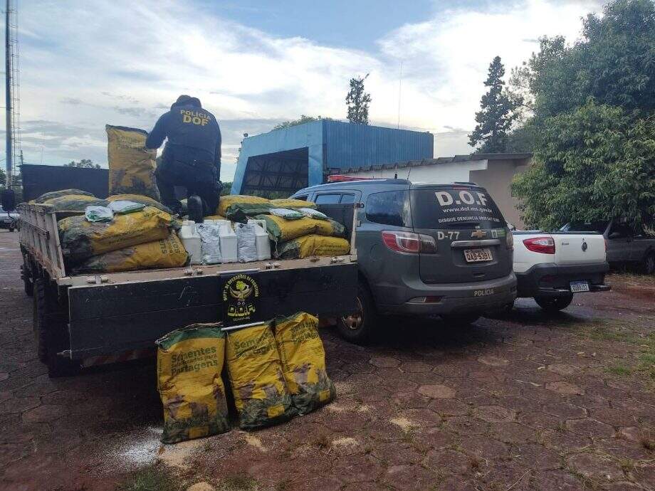 Contrabandistas fogem da polícia na fronteira e abandonam carga milionária de agrotóxico