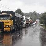 Com baixo nível de água no Rio Paraná, mais de 600 caminhões  ‘encalham’ na fronteira com MS