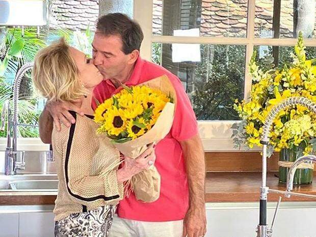Ana Maria Braga ganha beijo do marido ao vivo no ‘Encontro’