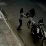Bandidos derrubam mulher durante roubo de moto no Universitário