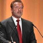 Arnold Schwarzenegger abandona mansão após queimadas na Califórnia