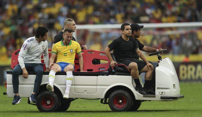 Arthur treina e deve voltar à seleção brasileira diante da Venezuela