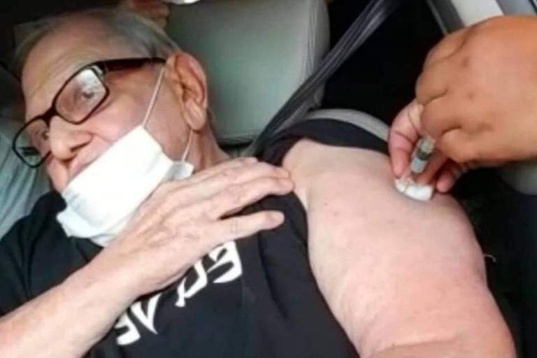 Aos 83 anos, Ary Toledo é vacinado contra o coronavírus