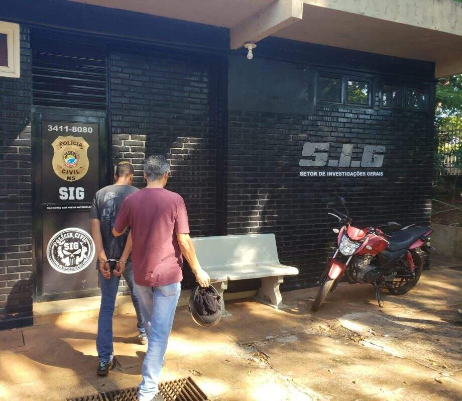 Polícia prende dupla que roubou moto e impede assalto à joalheria em Dourados