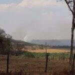 Incêndio devasta três fazendas de Bandeirantes e moradores tentam apagar chamas