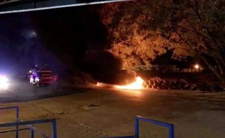 Em protesto contra isolamento, paraguaios incendeiam barreira na fronteira
