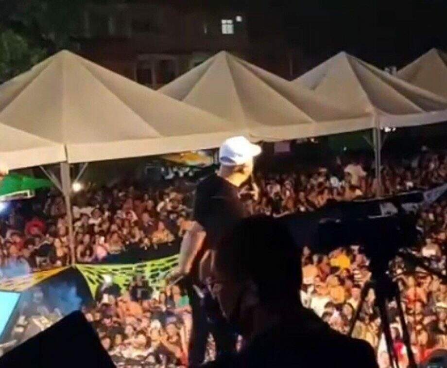 Belo é preso por fazer aglomeração durante show em escola do Rio de Janeiro