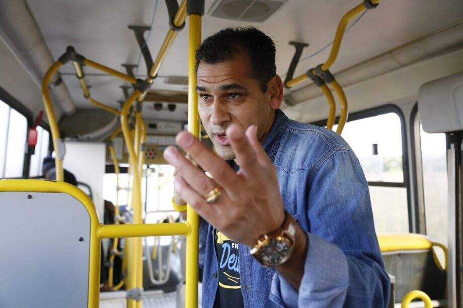 Vereador Betinho dentro do ônibus rumo à Câmara Municipal de Campo Grande. (Foto: Marcos Ermínio/Jornal Midiamax).