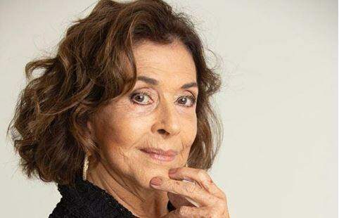 Aos 77 anos, Betty Faria surge platinada e de lingerie em nova série da Globo