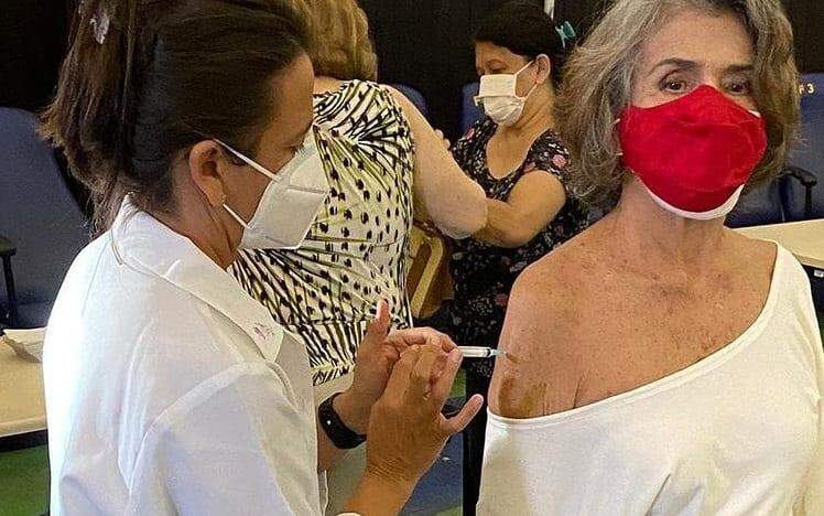 Betty Faria é vacinada contra o Covid-19 no RJ: ‘Maior e vacinada’