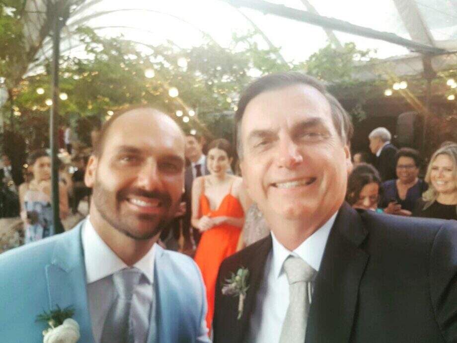 Presidente Jair Bolsonaro postou foto ao lado do filho Eduardo