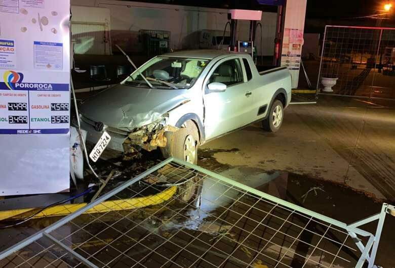 Motorista derruba bomba de combustível em posto e fica desacordado