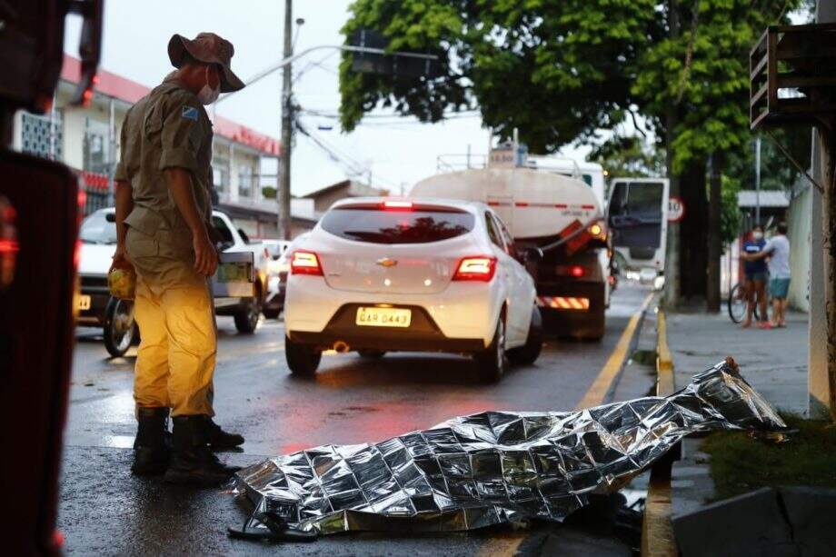 Pedestre que morreu atropelado por caminhão na Vila Palmira teria escorregado