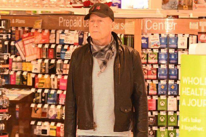 Bruce Willis é expulso de farmácia por não usar máscara de proteção