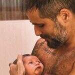 Bruno Gagliasso dá primeiro banho no filho Zyan e se emociona