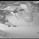 VÍDEO: ladrão arromba porta de churrascaria, tenta fugir e acaba preso por policiais
