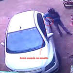 VÍDEO: Assaltante rende empresário e engatilha arma para levar R$20