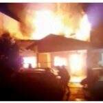VÍDEO: Criança coloca fogo em sacola e brincadeira termina com casa destruída por incêndio
