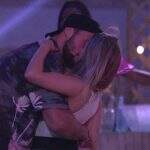 BBB 21: Carla Diaz e Arthur se beijam durante festa do líder