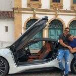 Carlinhos Maia presenteia marido com carro avaliado em R$ 800 mil
