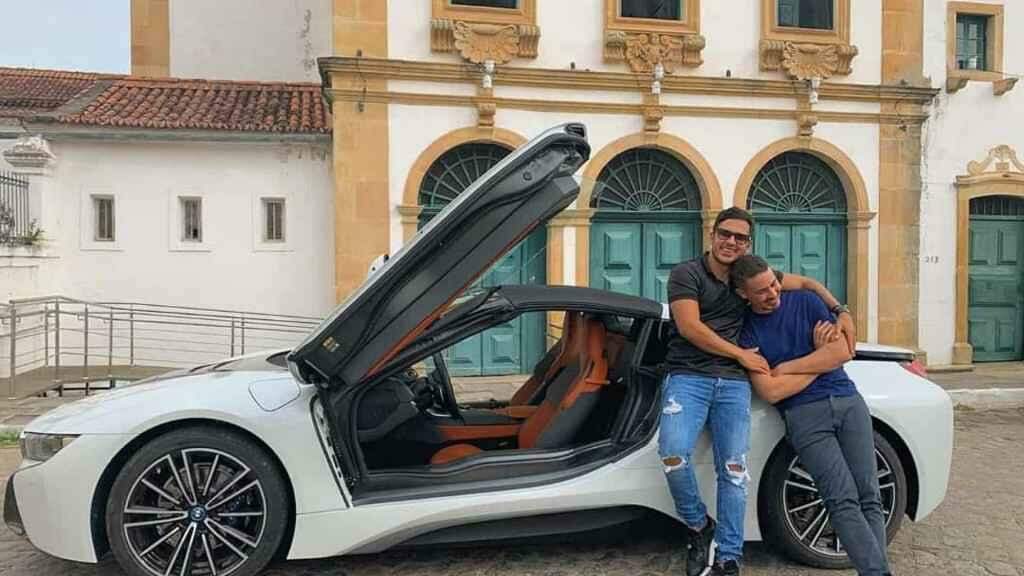 Carlinhos Maia presenteia marido com carro avaliado em R$ 800 mil