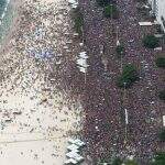 Abertura do carnaval de rua do Rio reúne milhares de foliões em Copacabana