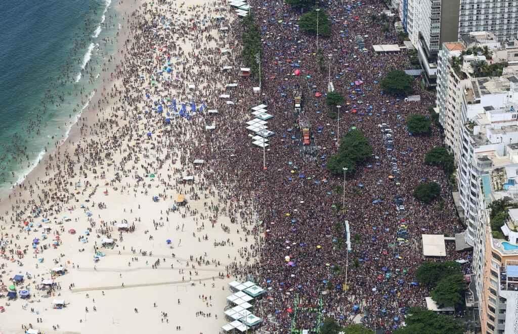 Abertura do carnaval de rua do Rio reúne milhares de foliões em Copacabana