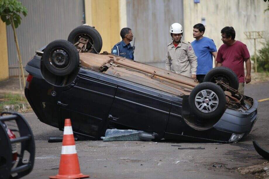 Motorista tenta evitar acidente, mas carros colidem e um deles capota na Capital